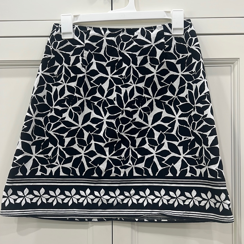 The Limited Women’s Black/White Floral Design Skirt, Lined. Size 0